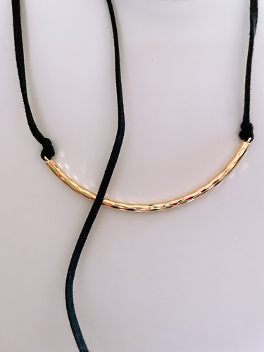 Collar Argento Vivo, Colgante Barra Curvada Dorada con Cordón de Cuero Negro - Imagen 4 de 12