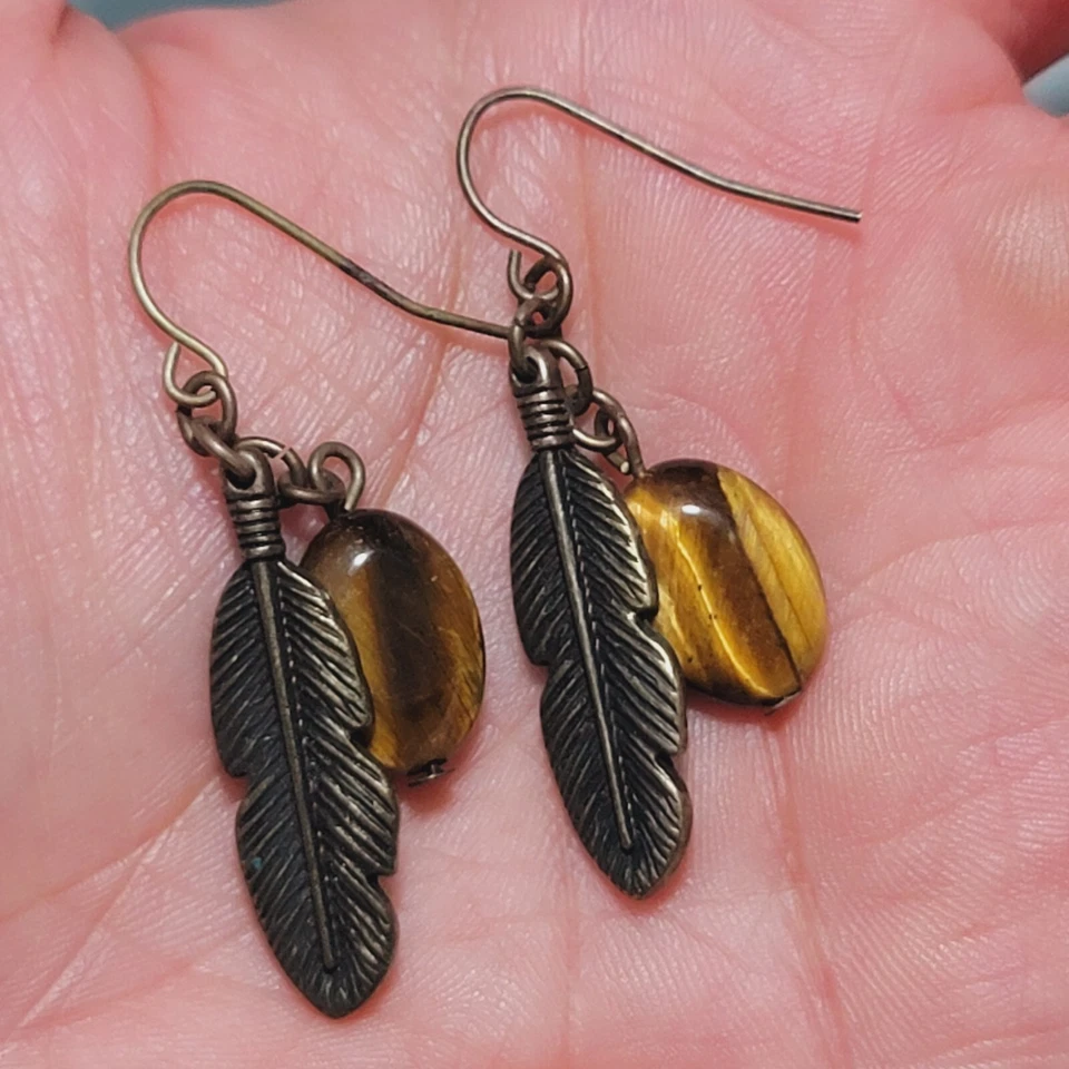 Pendientes colgantes ojo de tigre natural con pluma Foto 2 de 4