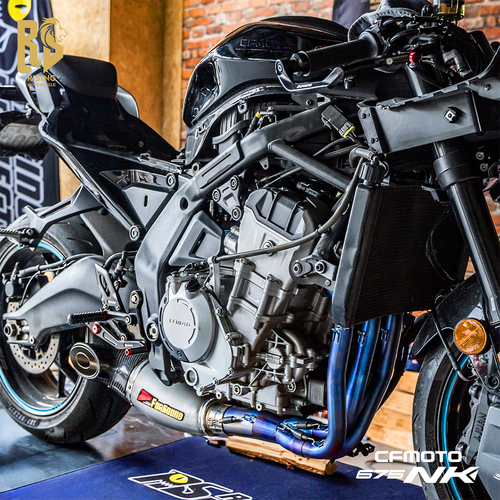 Impianto di scarico bruciato CFMOTO 675NK/SR blu titanio - Foto 3 di 5