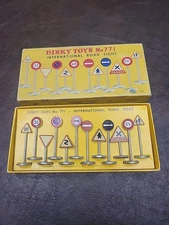 Dinky Toys International Road Sign Set #771 with Original Box