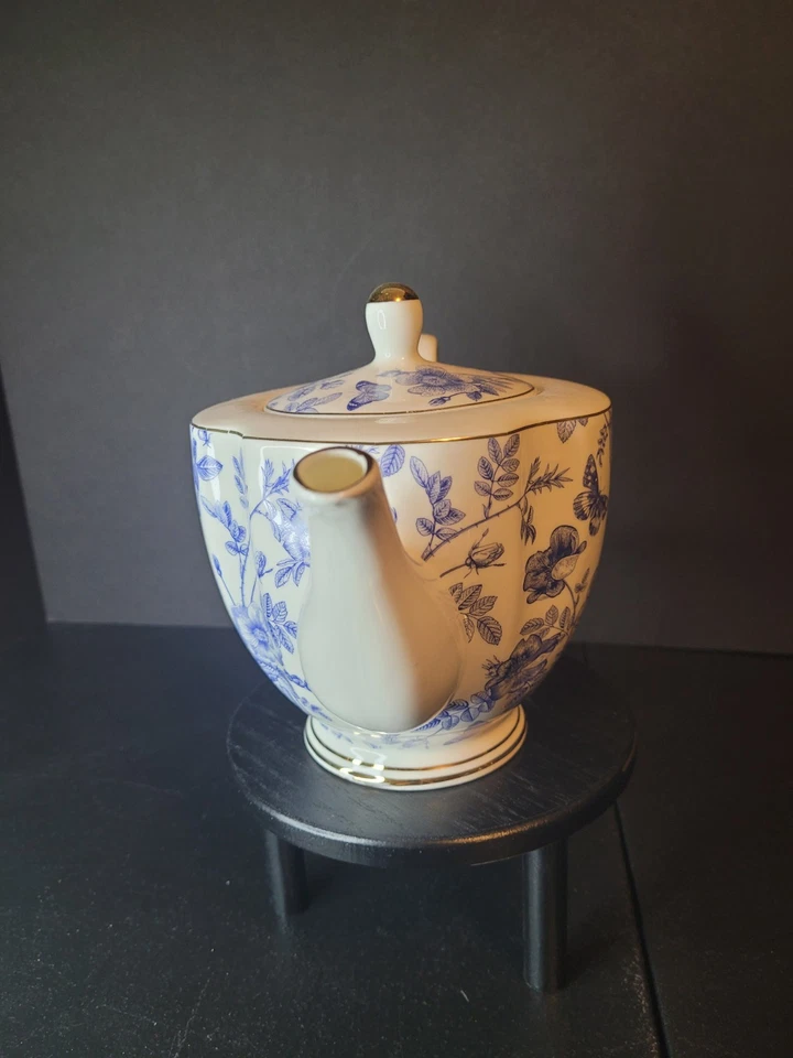 Tetera Grace azul y blanco floral con adornos dorados porcelana fina Foto 3 de 4
