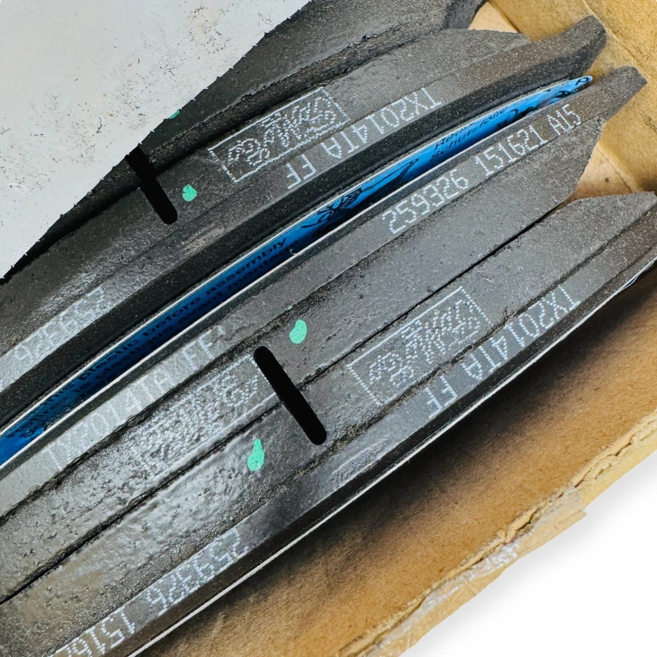 Kit de pastillas de freno delanteras Ford 3W7Z-2001-BA BRF931 para Crown Victoria 2003-2011 Foto 2 de 3