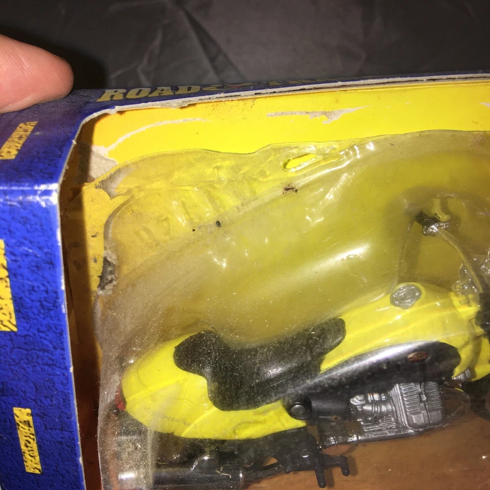 Moto Maisto Road & Track escala 1:18 Kawasaki amarilla. B7 Foto 2 de 4