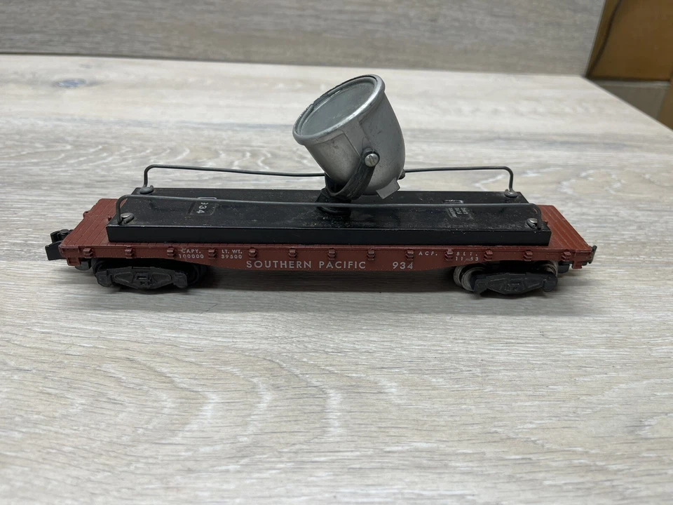 AMERICAN FLYER S scale - 934 C.&N. W.R.Y. 42597 FLAT CAR w/ SPOTLIGHT METAL - Image 3 of 4