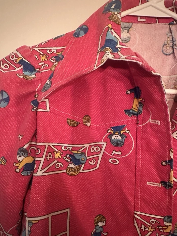 Camisa abotonada de colección hecha a mano para niños pequeños talla EST 6 diseño de patio escolar excelente estado. Foto 4 de 4