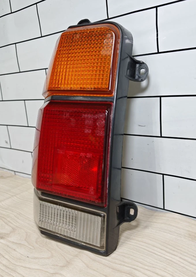 Lanterna traseira lateral esquerda TOYOTA Carina 1983 1987 KA67 AA60 VAN WAGON usada - Imagem 3 de 4