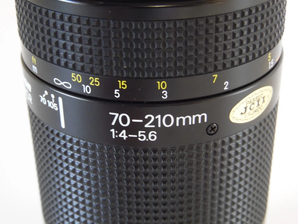 Vintage Nikon AF Nikkor 70-210mm 1:4-5.6 Zoom Lens with covers - Image 4 of 4