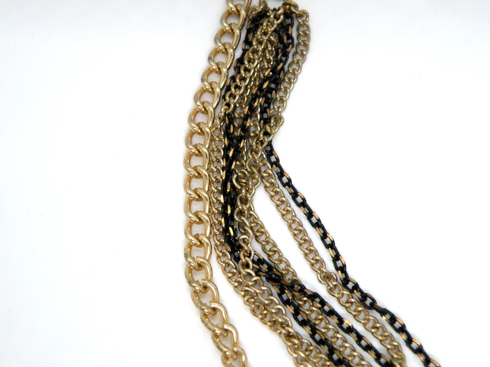 Collar Colgante Borla Tono Dorado Firmado en Nueva York Negro Multi Hilos Capas Foto 2 de 4