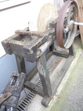 6629. Schöner alter Schleifstein Schleifbock mit Holzgestell und Handkurbel