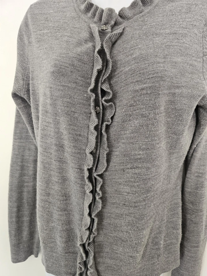 Cárdigan suéter New York & Company gris con volantes delanteros manga larga mediana Foto 3 de 4