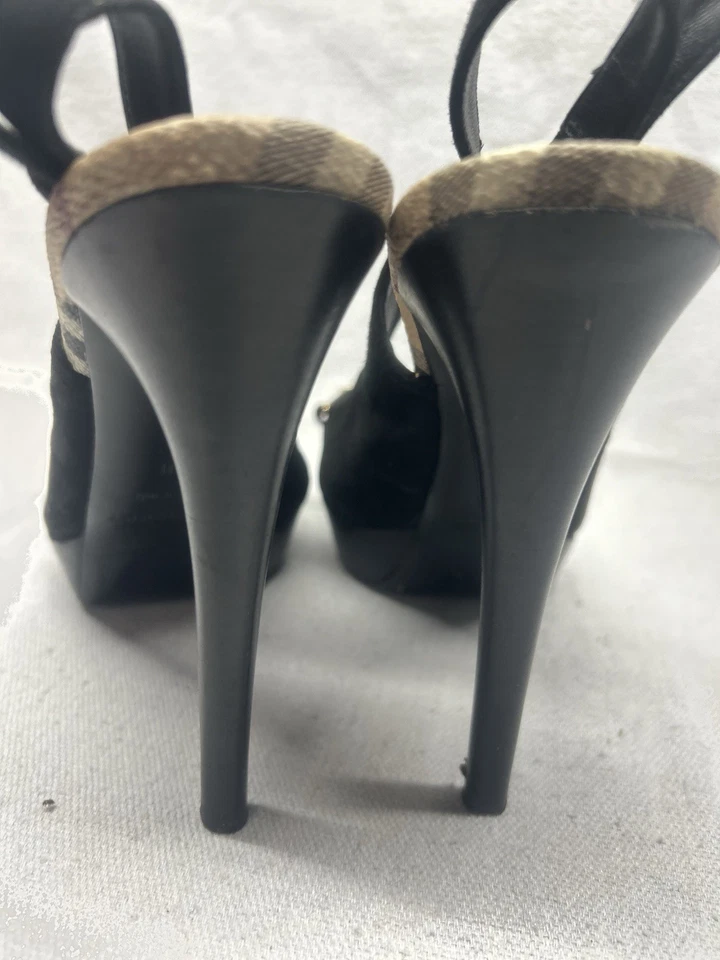 Burberry Hecho en Italia Mujer 40/9 Negro Gamuza Peep Toe Tacones Altos Acabado Dorado Foto 4 de 4