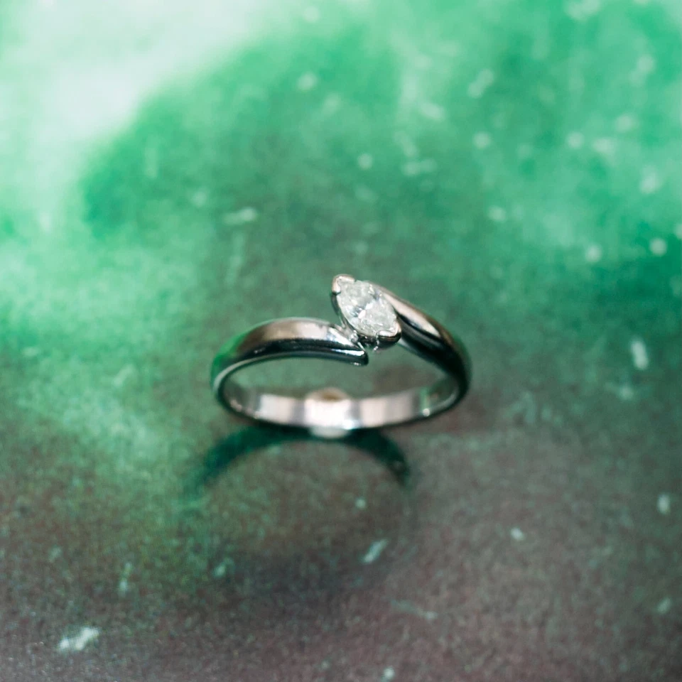 18ct Ring - Marquise Solitiare - 0.25 carat - White Gold - Size K½ - 2.7 Grams - Image 2 of 4