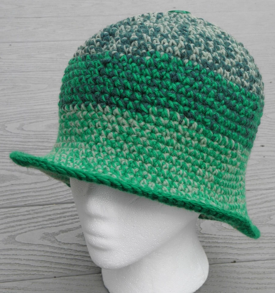 Cloche de ganchillo medio tonos verdes en contraste - Hecho a mano por Michaela Foto 4 de 4