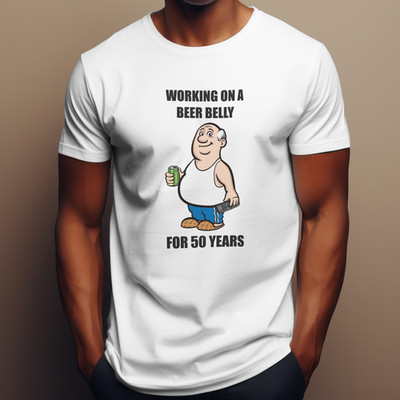 WORKING ON BEER BELLY FOR 50 YEARS T-Shirt | Lustiges Alkohol T-Shirt | Neuheit Papa Top