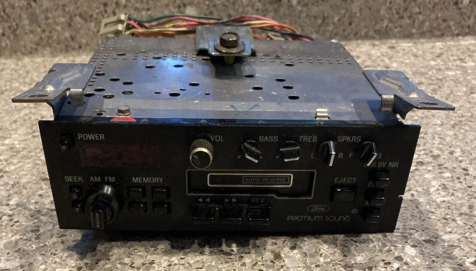 Chicote de fios/amplificador de rádio cassete AM/FM digital som premium Ford Mustang 1985 - Imagem 2 de 4