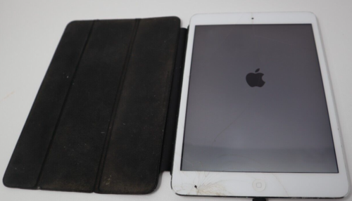 Apple iPad Mini 2 argent 32 Go A1489 - Écran fissuré, redémarre à plusieurs reprises, pièces - Photo 1 sur 4