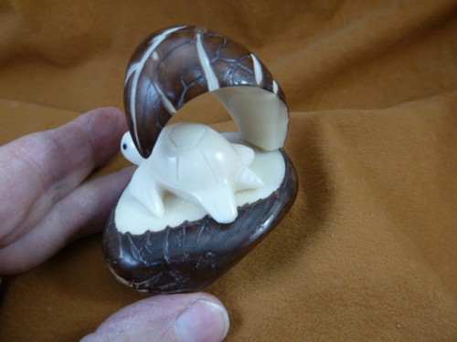(TNE-T-TUR-20a) Turtle made from TAGUA NUT figurine turtles - Picture 2 of 2