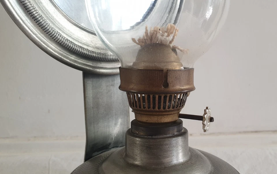 🕯️ Ancienne lampe à pétrole en Etain avec Miroir réflecteur - Photo 3/4