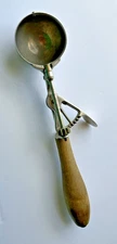 VINTAGE GILCHRIST'S NO. 31 ICE CREAM SCOOP W/  WOOD HANDLE
