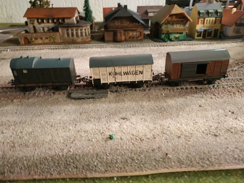 PIKO,  VINTAGE VAN BAKELITE WAGONS, SCALE HO - Image 3 of 4