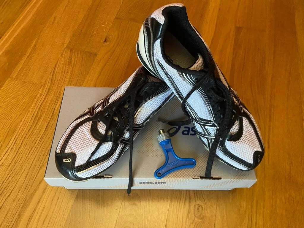 Scarpe da corsa chiodate ASICS nuove 40 5