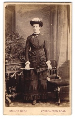 Fotografie Stuart Bros, London, 47. Brompton Road, Junges Mädchen im teuren Kle 