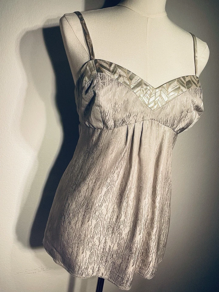 Trina Turk Babydoll Y2K SILK Women’s Top Size 8 Festival holidays Romantic glam  - Image 3 of 4