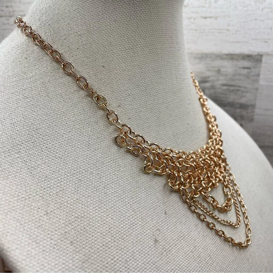 Gargantilla Jessica Simpson tono dorado cadena multicapa collar llamativo Foto 3 de 4