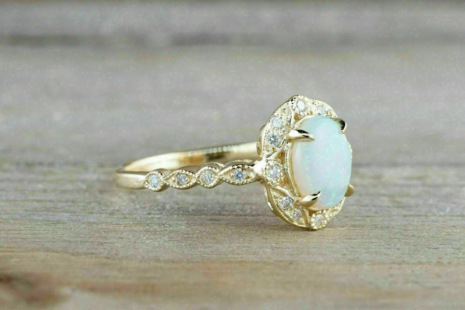 Anillo para mujer con halo de ópalo de fuego simulado de corte ovalado de 3 quilates enchapado en oro amarillo de 14 quilates plateado Foto 3 de 4