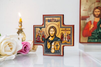 Orthodoxe Kreuzikone mit Christus Pantokrator in der Mitte und Szenen auf jed...