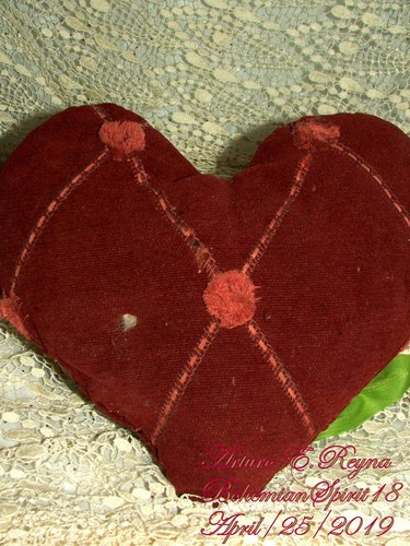 ALMOHADA HECHA A MANO Victoriana CORAZÓN ROJO ROSA LIRIO DEL VALLE Única en su tipo - Imagen 3 de 4