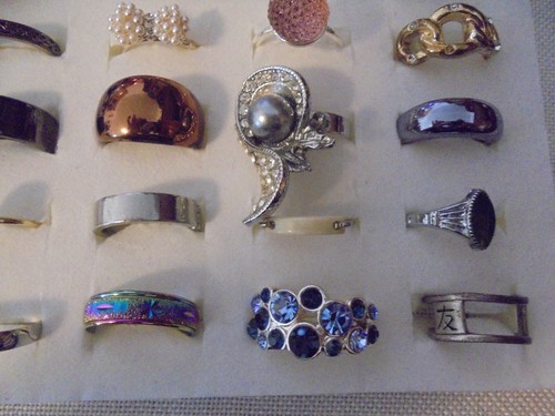 Sammlung Konvolut 35 Ringe zusammen verschiedene Designs,Größen,Farben Nr. 2080 - Bild 4 von 5