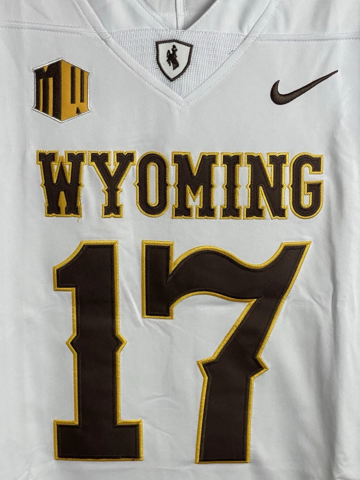 Nike NCAA Wyoming Cowboys Josh Allen #17 Jersey Adulto 2XL Blanco Nuevo con Etiquetas Foto 3 de 4