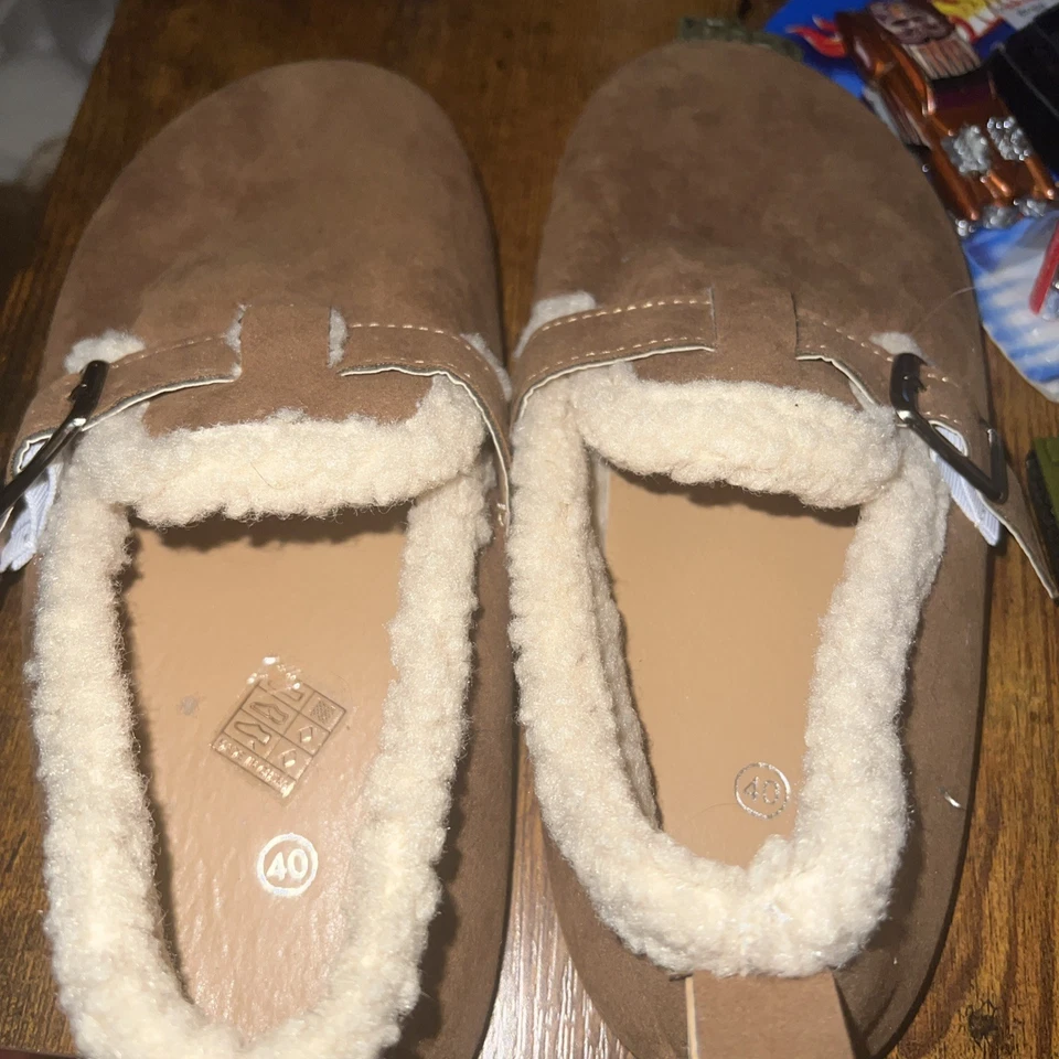 Zuecos forrados de vellón para mujer, hebilla, tostados y crema, talla 40/US 9, nuevos Foto 4 de 4
