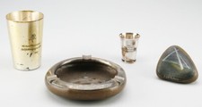 41222 - Vier Erinnerungst&uuml;cke Wehrmacht und II. WK. Erinnerungsbecher. Artilleri