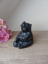 Figurine Vintage Ours Noir Assis Résine – Sculpture Artisanale Art Inuit Canada