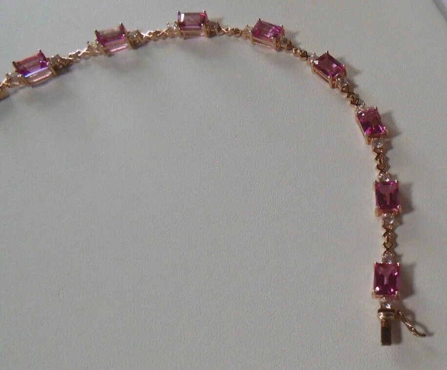 Brazalete Tenis Zafiro Rosa Creado en Laboratorio Corte Esmeralda Chapado en Oro Amarillo 14K Foto 3 de 4