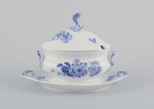 Royal Copenhagen blaue Blume geschwungen. Sauciere mit Deckel am Boden.