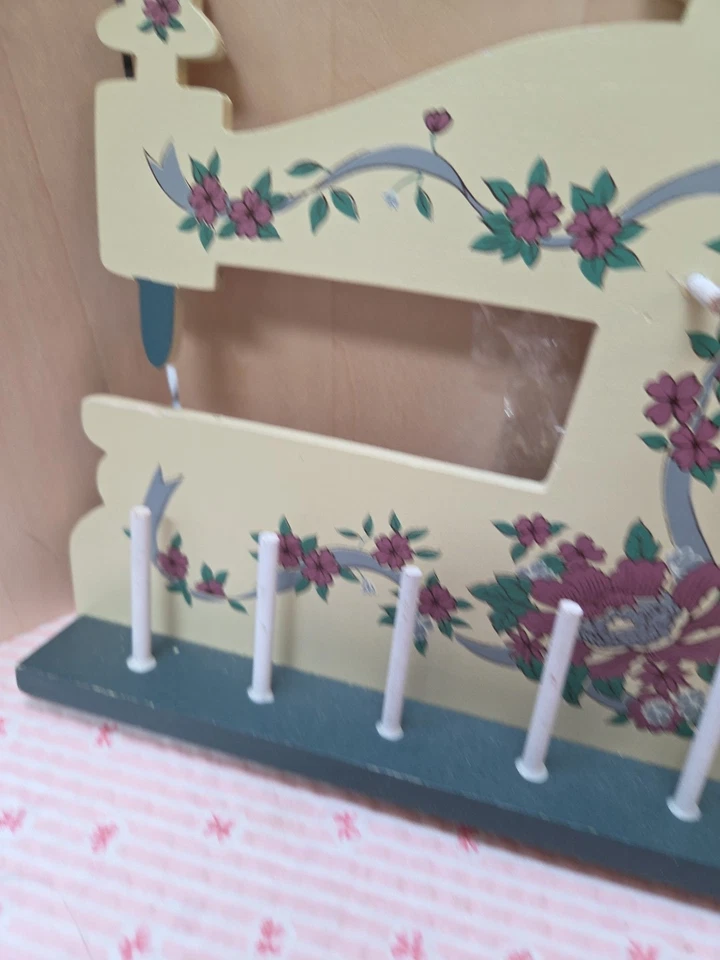 Único Soporte de hilo en forma de máquina de coser colgante de pared decorativo Foto 4 de 4