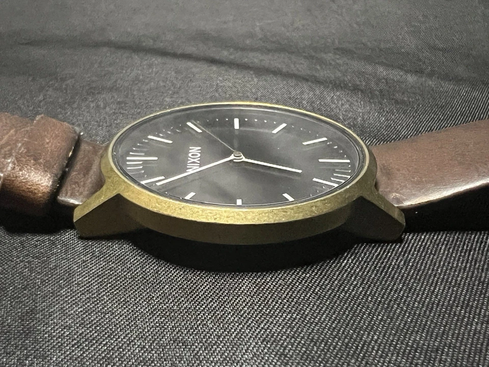 Reloj NIXON "Bring It" The Porter para hombre esfera negra - caja de bronce - cuero marrón Foto 2 de 4