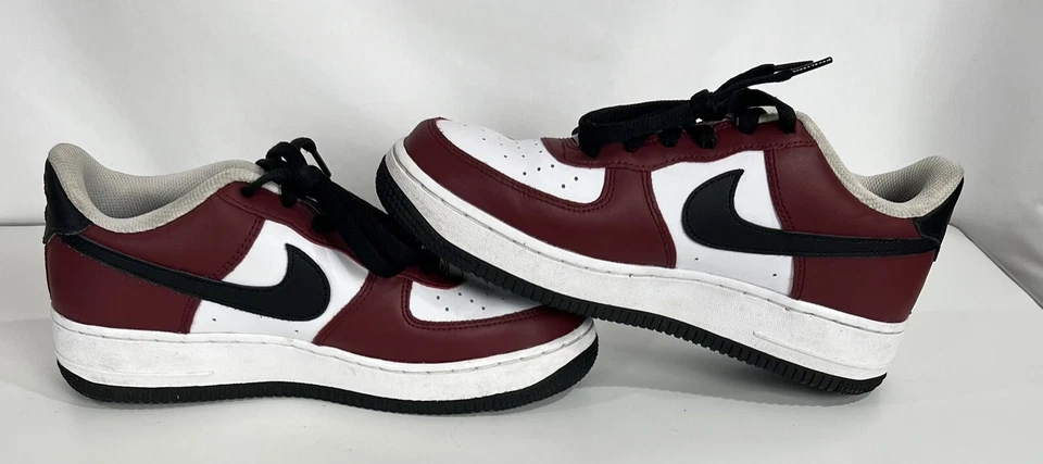 Nike Air Force 1 низкий LV8 команды красный черный белый FD0300-600 молодежные туфли размер 6,5Y - Изображение 2 из 4