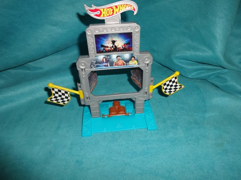 Hot Wheels Triple Target Takedown Track set- Flags/barrels Crash Piece-toy