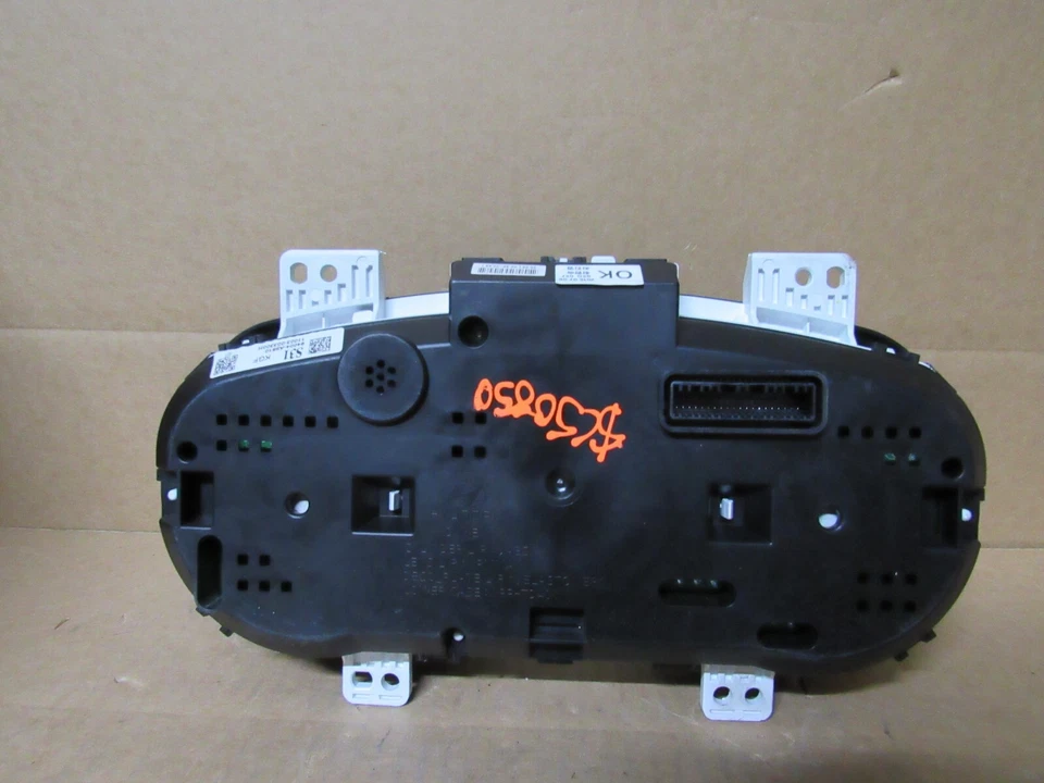 Hyundai Elantra GT 2016 cabezal de instrumentos velocímetro cuadro de calibre OEM 94004A5610 Foto 4 de 4