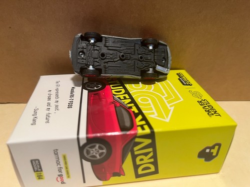 1/64 TARMAC WORKS STUDENTE DRIVER MAZDA RX-7 FD3S RED CHASE AUTO GREZZA - Foto 7 di 7