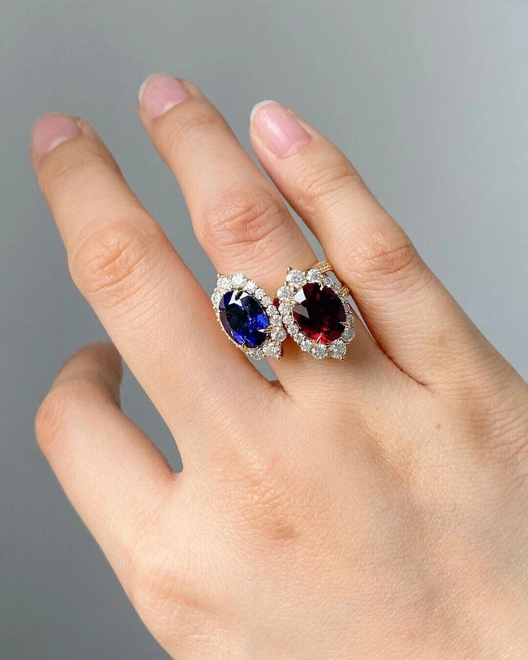 Alianza de oro amarillo de 14 quilates con rubí rojo natural y zafiro azul y diamantes de 8,64 quilates Foto 2 de 4