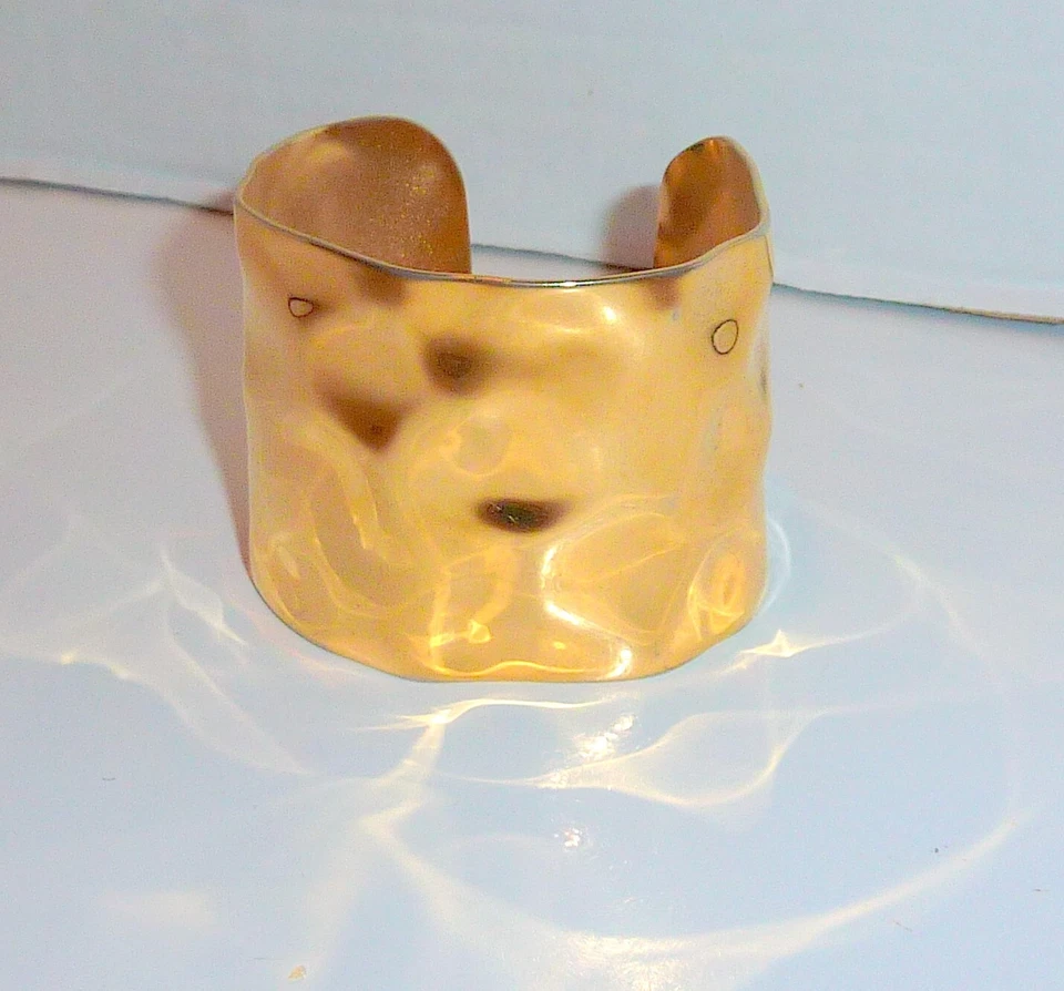 Brazalete Brazalete Brazalete Latón Tono Dorado Martillado - Hermosa Pieza Vintage Moda Foto 2 de 4