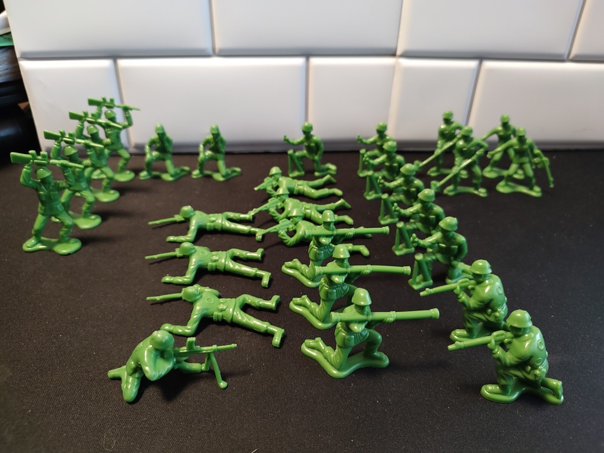 Lot of 31 - Disney Pixar Toy Story Thinkway Green Army Men
