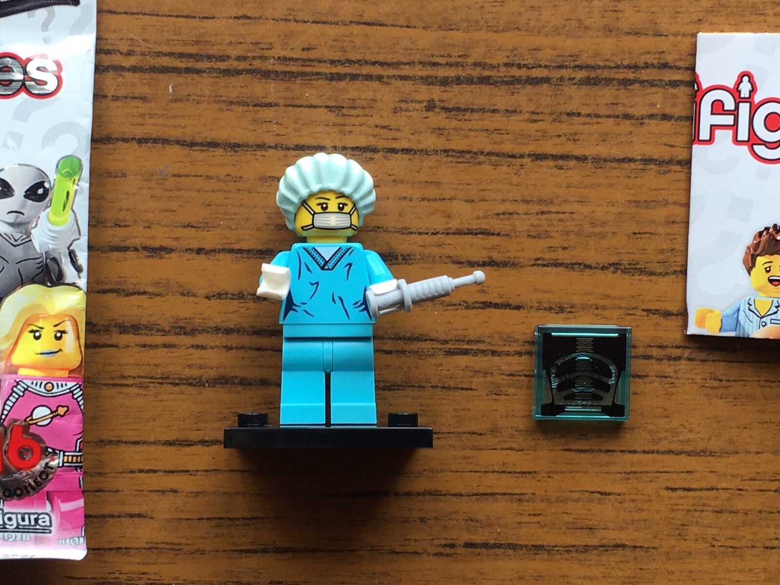 Figurine LEGO 8827 Série 6 Femme Chirurgien N°11 neuve pour collectionneur