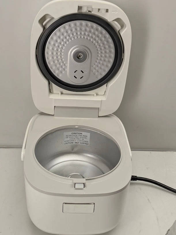 Toshiba Honatsukama Series TRCS02 3 Cup-Rice Cooker 8 Presets with DAMAGE - Image 3 of 4