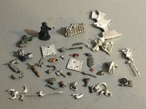 A32590 UNKNOWN MINIATURES METAL BITS LOT SKULL PILE ARM WEAPON CREATURE HEAD